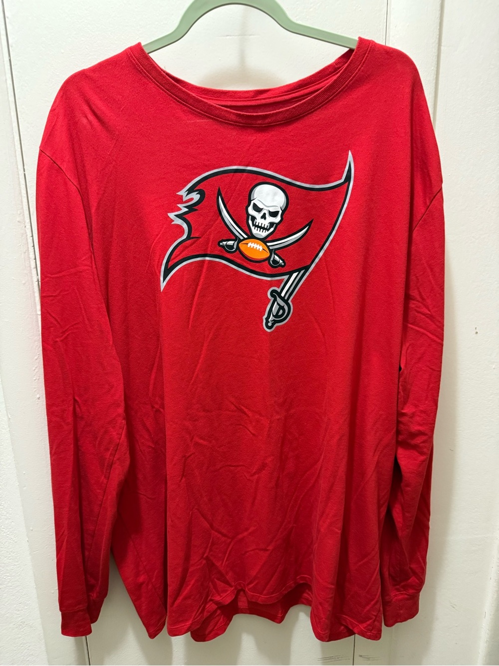 Nike Men's Red Long-Sleeve Tampa Bay buccaneers Logo Shirt